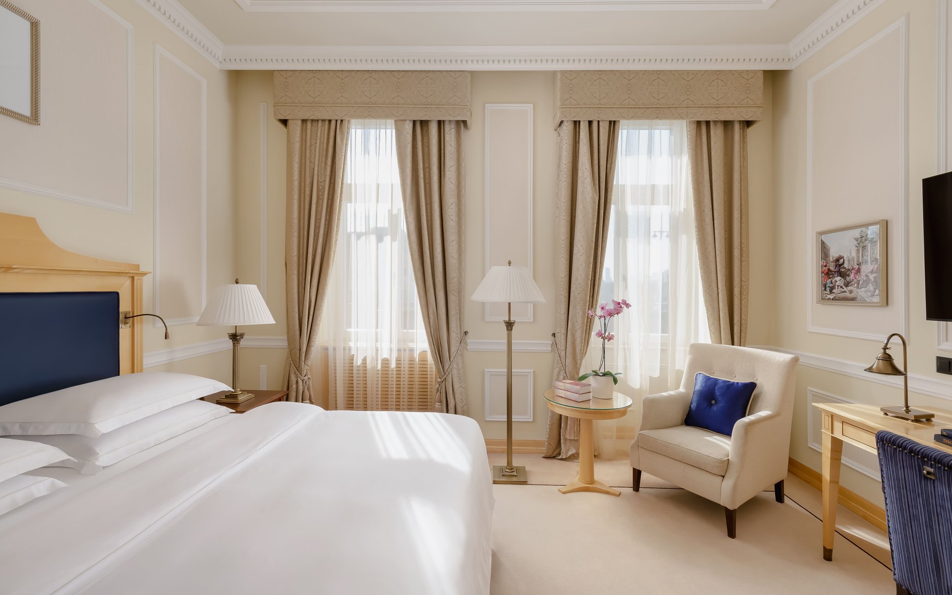 Grand Deluxe_Guestrooms_1_2.jpg