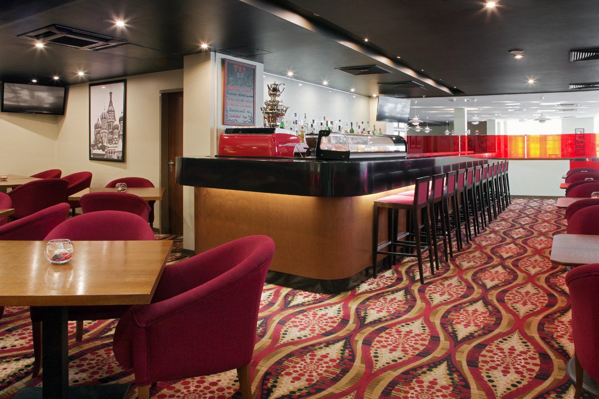 mowlu_holiday_inn_lesnaya_red_and_white_bar_1.jpeg