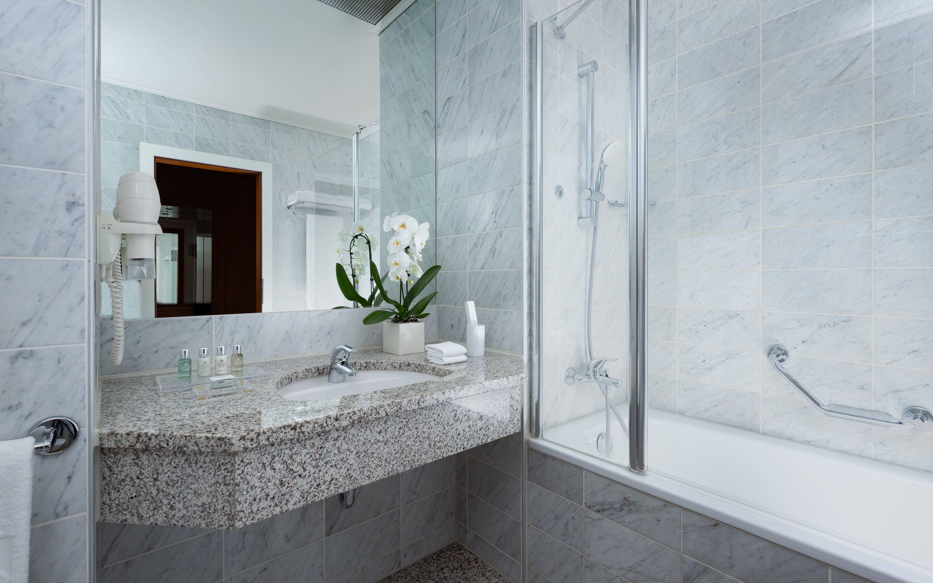 Bathroom King room.jpg