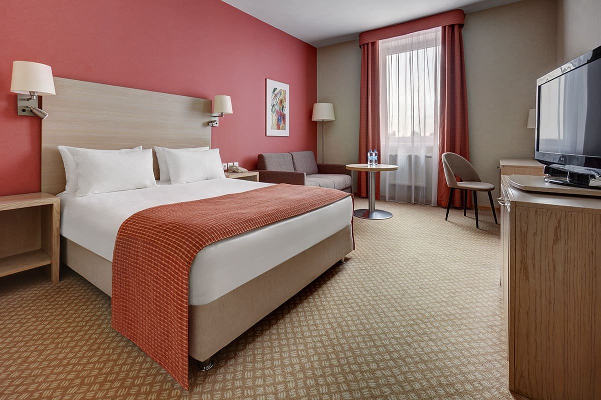 moscow_lesnaya_executive_room_queen_bed_926 (2).jpg