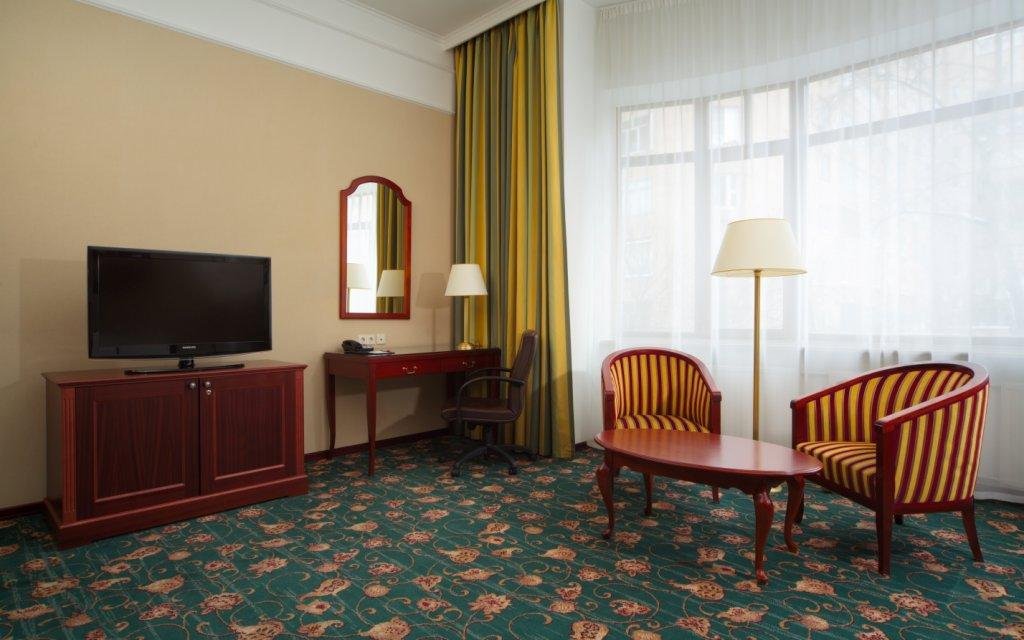 Business Suite1.jpg