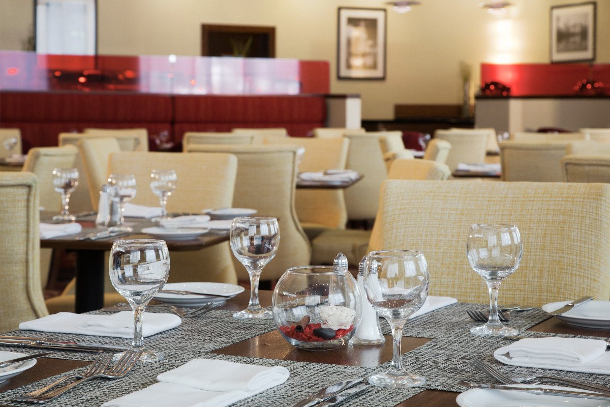 mowlu_holiday_inn_lesnaya_red_and_white_restaurant_1.jpeg
