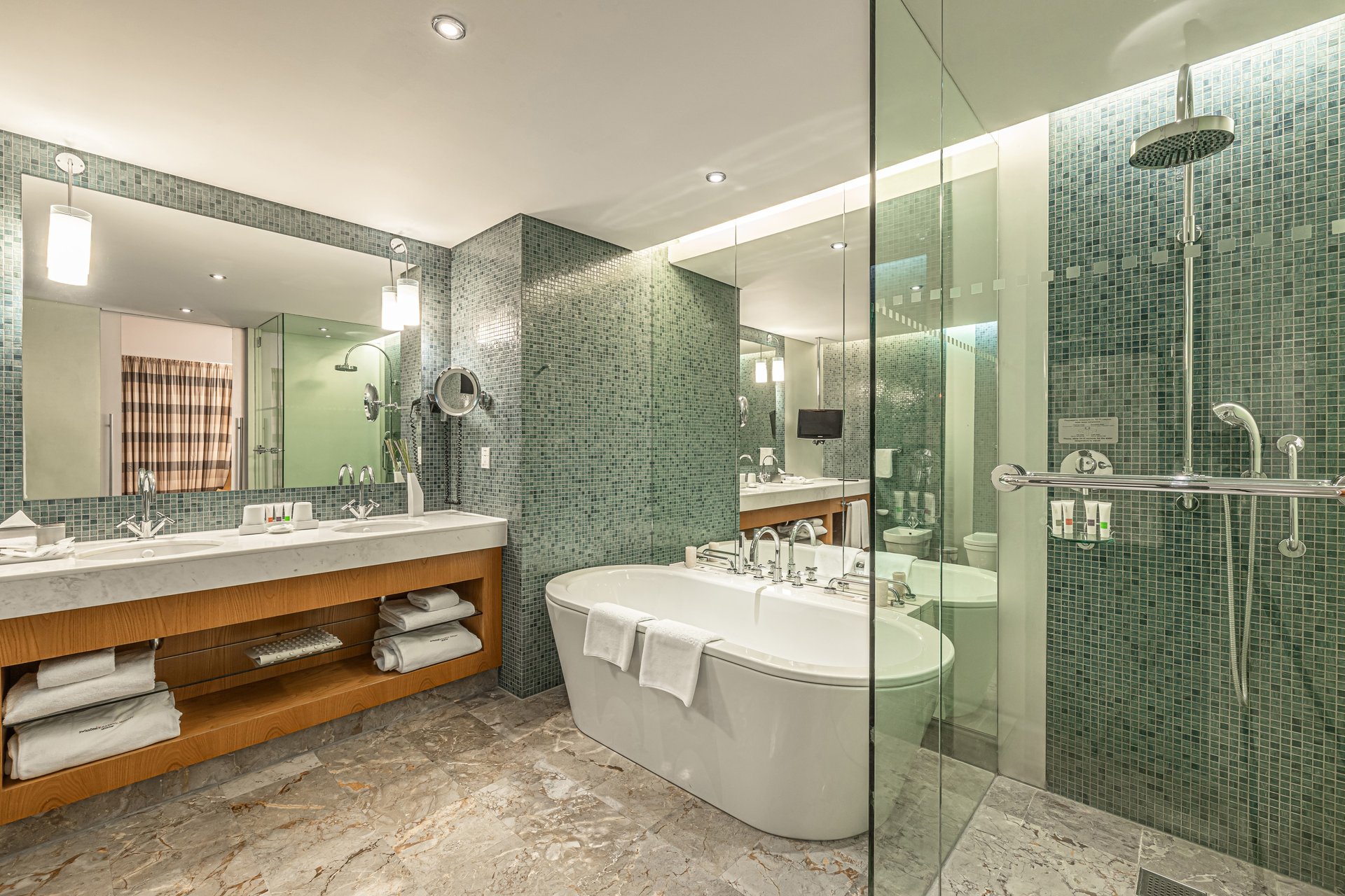 Corner Suite Bathroom 1_s.jpg