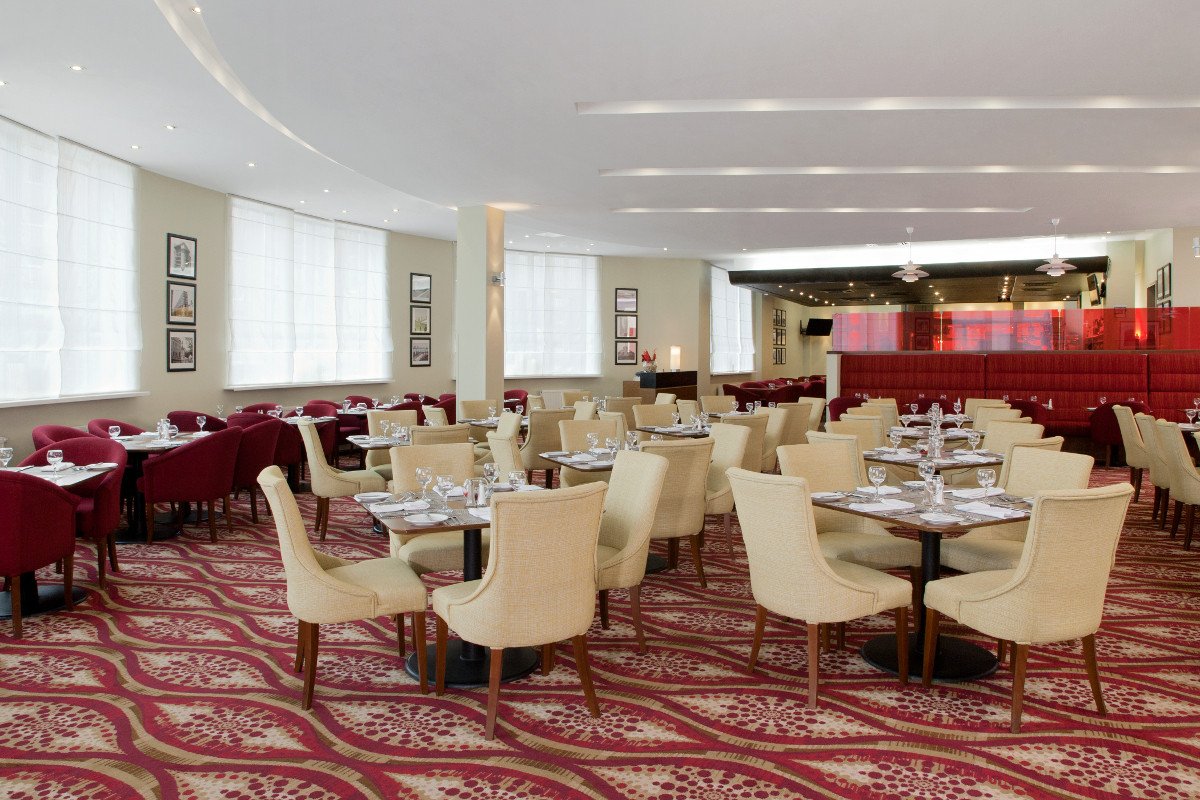 Holiday Inn Lesnaya - Red and White restaurant.jpeg