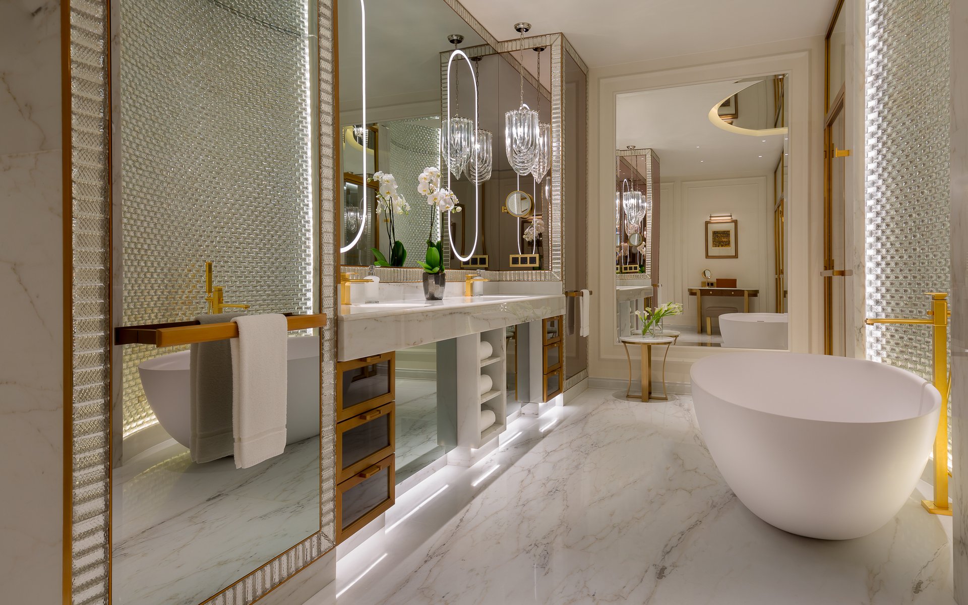 RC_MOWRZ_Imperial_Suite_Bathroom.jpg